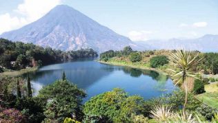 Der malerische, fast 1.600 Meter hoch gelegene Atitlánsee gehört zu den touristischen Highlights von Guatemala Der malerische, fast 1.600 Meter hoch gelegene Atitlánsee gehört zu den touristischen Highlights von Guatemala
