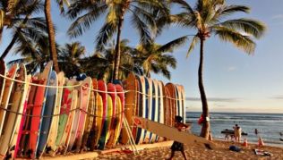 Waikiki Beach in Honululu, Surferparadies und Traumstrand auf Hawaii##Foto: Wikimedia Commons, Christo Vlahos Waikiki Beach in Honululu, Surferparadies und Traumstrand auf Hawaii
