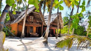 Da blühen Traveler-Herzen auf: die urigen Strandhütten der »Evergreen Bungalows« auf Sansibar Da blühen Traveler-Herzen auf: die urigen Strandhütten der »Evergreen Bungalows« auf Sansibar