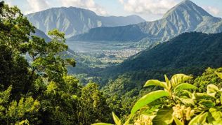 Das Inselinnere der gebirgigen Insel Lombok überrascht immer wieder mit fantastischen Ausblicken Das Inselinnere der gebirgigen Insel Lombok überrascht immer wieder mit fantastischen Ausblicken