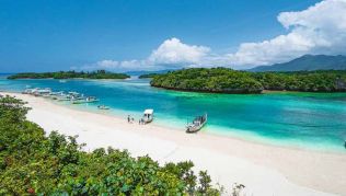 Boote an der Kabira-Bucht auf der Okinawa-Insel Ishigaki Boote an der Kabira-Bucht auf der Okinawa-Insel Ishigaki