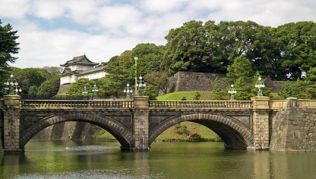 Der Kaiserpalast in Tokio, Japan, Symbol der Tradition in einem hochmodernen Land##Foto: Wikimedia Commons, Fg2 Der Kaiserpalast in Tokio, Japan, Symbol der Tradition in einem hochmodernen Land