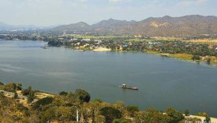 Blick über den Kwai und die hügelige Landschaft auf Kanchanaburi Blick über den Kwai und die hügelige Landschaft auf Kanchanaburi