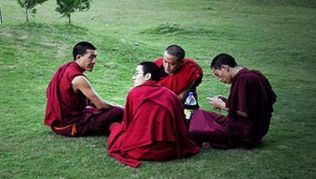 Buddhistische Mönche bei der Rast in Mysore, Karnataka, Indien##Foto: Flickr.com, Edson Walker Buddhistische Mönche bei der Rast in Mysore, Karnataka, Indien