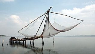 Fischernetze bie Kochi in Kerala, Indien##Foto: wikimedia.org, Hans A. Rosbach Fischernetze bie Kochi in Kerala, Indien