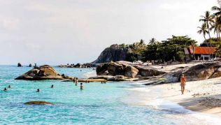 Der Lamai Beach am südlichen Ende. Wo früher spartanische Strandhütten standen, dominieren heute edle Beachresorts Der Lamai Beach am südlichen Ende. Wofrüher spartanische Strandhütten standen, dominieren heute edle Beachresorts