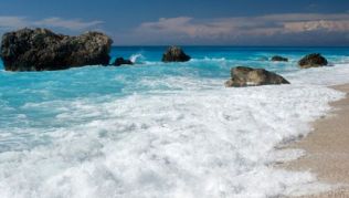 Strand von Kalamatsi auf Lefkas, griechische Insel im Ionischen Meer##Foto: Wikimedia Commons, Ggia Strand von Kalamatsi auf Lefkas, griechische Insel im Ionischen Meer