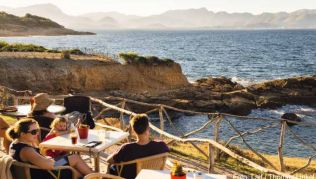 Blick auf die Bucht von Pollença vom Restaurant »Mirador de la Victoria« in Alcúdia Blick auf die Bucht von Pollença vom Restaurant »Mirador de la Victoria« in Alcúdia