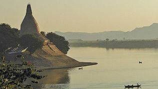 Der Irrawaddy, eine Landschaft wie aus dem Asien-Bilderbuch.##Foto: Wikimedia Commons, Michals Coghlan Der Irrawaddy, eine Landschaft wie aus dem Asien-Bilderbuch