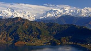 Am Dach der Welt in Nepal, Blick auf den Annapurna im Himalaja##Foto: Wikimedia Commons, Jaen Maria Hullot Am Dach der Welt in Nepal, Blick auf den Annapurna im Himalaja