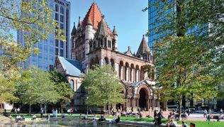 Tradition und Moderne: Schön für eine Pause ist der Brunnen am Copley Square in Bostons schickem Viertel Back Bay. Die 1877 erbaute Trinity Church steht im Kontrast zur gläsernen Hochhauskulisse Tradition und Moderne: Schön für eine Pause ist der Brunnen am Copley Square in Bostons schickem Viertel Back Bay. Die 1877 erbaute Trinity Church steht im Kontrast zur gläsernen Hochhauskulisse