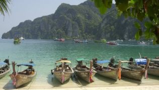 Der einst einsame Strand von Koh Phi Phi ist heute ein belibtes Ausflugsziel.##Foto: Tourism Authority of Thailand Der einst einsame Strand von Koh Phi Phi ist heute ein belibtes Ausflugsziel.