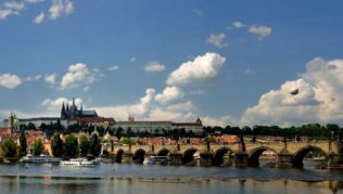 Das weltbekannte Panorama von Prag mit Hradschin und Karlsbrücke, Tschechien##Foto: Wikimedia Commons, Eeva Das weltbekannte Panorama von Prag mit Hradschin und Karlsbrücke, Tschechien