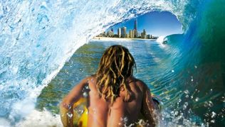 So gleichmäßig und strandnah ist die perfekte Welle nirgendwo auf der Welt.##Foto: Tourism Queensland So gleichmäßig und strandnah ist die perfekte Welle nirgendwo auf der Welt