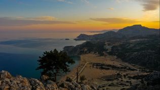 Die höchsten Erhebung auf Rhodos ist der Attaviros mit 1.215 m über dem Meeresspiegel. ##Foto: flickr.com Romtomtom Die höchsten Erhebung auf Rhodos ist der Attaviros mit 1.215 m über dem Meeresspiegel.