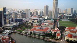 Blick auf Singapur Downtown vom OCBC Centre,pulsierendes Leben am Singapur River##Foto: Wikimedia Commons, Rifleman 82 Blick auf Singapur Downtown vom OCBC Centre,pulsierendes Leben am Singapur River