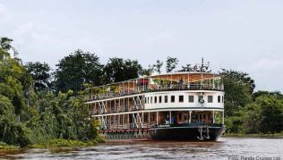 Die »Mekong Pandaw« in einer Flusskurve in Kambodscha Die »Mekong Pandaw« in einer Flusskurve in Kambodscha