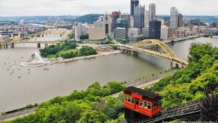 Blick vom Mt. Washington auf die Standseilbahn und Downtown Pittsburgh am Zusammenfluss zweier Flüsse zum Ohio River Blick vom Mt. Washington auf die Standseilbahn und Downtown Pittsburgh am Zusammenfluss zweier Flüsse zum Ohio River