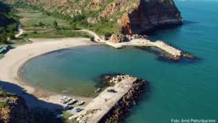 Schmuckstück: der sichelförmige Strand Bolata am Kap Kaliakra##Foto: Arnd Petry/dpa-tmn Schmuckstück: der sichelförmige Strand Bolata am Kap Kaliakra