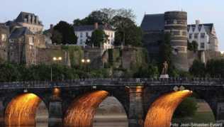 Wer auf der Loire eine Kreuzfahrt macht, kann auch einen Ausflug nach Angers machen und das alte Schloss bewundern##Foto: Jean-Sébastien Evrard Wer auf der Loire eine Kreuzfahrt macht, kann auch einen Ausflug nach Angers machen und das alte Schloss bewundern