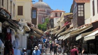 Die Einkaufsstraße in Rhodos-Stadt ist ein extrem touristischer Ort oft mit austauschbaren Billigsouvenirs. Doch es gibt auch noch viele versteckte Ecken ##Foto: Tobias Schormann Die Einkaufsstraße in Rhodos-Stadt ist ein extrem touristischer Ort oft mit austauschbaren Billigsouvenirs. Doch es gibt auch noch viele versteckte Ecken