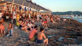 Chillen im »Café del Mar« - eine Sunset-Bar-Legende auf Ibiza##Foto: Ute Müller/dpa-tmn Chillen im »Café del Mar« - eine Sunset-Bar-Legende auf Ibiza