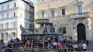 Ort zum Verweilen: der Brunnen auf der Piazza Santa Maria in Trastevere am Nachmittag ##Foto: Christoph Driessen/dpa-tmn Ort zum Verweilen: der Brunnen auf der Piazza Santa Maria in Trastevere am Nachmittag