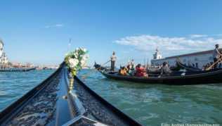 Venedig ist sehr romantisch: Mit der Gondel können sich Besucher durch die Wasserstraßen fahren lassen ##Foto:Andrea Warnecke/dpa-tmn Venedig ist sehr romantisch: Mit der Gondel können sich Besucher durch die Wasserstraßen fahren lassen