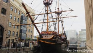 Mit der »Golden Hinde« war der Freibeuter Francis Drake einst unterwegs - die Rekonstruktion des Schiffes liegt heute am Südufer der Themse##Foto: Christoph Driessen Mit der »Golden Hinde« war der Freibeuter Francis Drake einst unterwegs - die Rekonstruktion des Schiffes liegt heute am Südufer der Themse