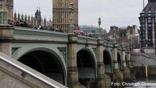 Auf der Westminster Bridge stürzt Bösewicht Blofeld am Ende von »Spectre« mit seinem Hubschrauber ab - und dort wird er dann auch verhaftet##Foto: Christoph Driessen Auf der Westminster Bridge stürzt Bösewicht Blofeld am Ende von »Spectre« mit seinem Hubschrauber ab - und dort wird er dann auch verhaftet