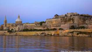 Valletta ist stark befestigt, weil die Stadt immer ein Vorposten Europas im Mittelmeer war, der oft angegriffen wurde Valletta ist stark befestigt, weil die Stadt immer ein Vorposten Europas im Mittelmeer war, der oft angegriffen wurde