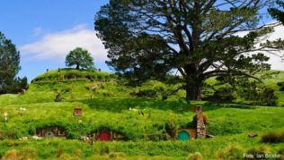 Das Dorf Hobbingen: Neuseeland diente als Kulisse für die Verfilmung der »Herr der Ringe«-Trilogie. Dieser Umstand dürfte zum Touristenboom im Land beigetragen haben##Foto: Ian Brodie/TNZ/dpa-tmn Das Dorf Hobbingen: Neuseeland diente als Kulisse für die Verfilmung der »Herr der Ringe«-Trilogie. Dieser Umstand dürfte zum Touristenboom im Land beigetragen haben