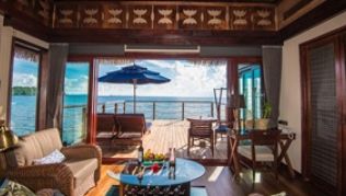Wasserbungalow Wohnbeispiel im Palau Pacific Resort in Mikonesien.##Foto: Reisefieber Wasserbungalow Wohnbeispiel im Palau Pacific Resort in Mikonesien