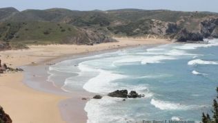 Carrapateira gilt unter Wellenreitern als Hotspot. Surfer beleben hier die Strände##Foto: Bernd F. Meier/dpa-tmn Carrapateira gilt unter Wellenreitern als Hotspot. Surfer beleben hier die Strände