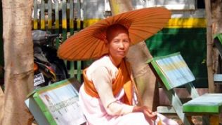 Novizin auf einer Parkbank in Mandalay##Foto: reisefieber.net Novizin auf einer Parkbank in Mandalay