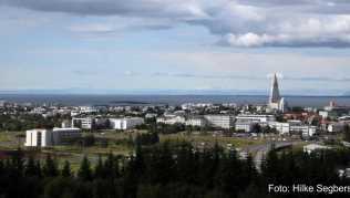Reykjavík ist überschaubar. Das Stadtbild wird von der Kirche Hallgrímskirkja geprägt##Foto: Hilke Segbers Reykjavík ist überschaubar. Das Stadtbild wird von der Kirche Hallgrímskirkja geprägt