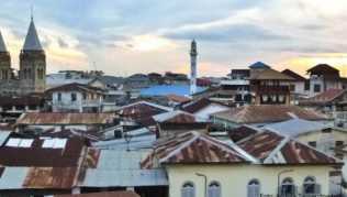 Über den Dächern von Stone Town: Schon die Kolonialherren haben diesen Ausblick mit einem Sundowner genossen##Foto: Andrea Tapper/dpa-tmn Über den Dächern von Stone Town: Schon die Kolonialherren haben diesen Ausblick mit einem Sundowner genossen