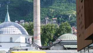 Blick auf die Kaisermoschee in Sarajevo: Die Stadt ist muslimisch geprägt, doch pflegt einen entspannten und liberalen Lebensstil. ##Foto:Philipp Laage/dpa-tmn Blick auf die Kaisermoschee in Sarajevo: Die Stadt ist muslimisch geprägt, doch pflegt einen entspannten und liberalen Lebensstil