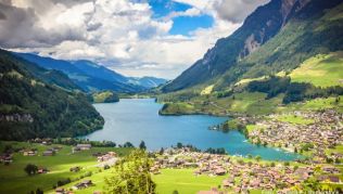 Da die Schweiz nicht Mitglied der EU ist, gilt es, bei der Einreise einiges zu beachten Da die Schweiz nicht Mitglied der EU ist, gilt es, bei der Einreise einiges zu beachten