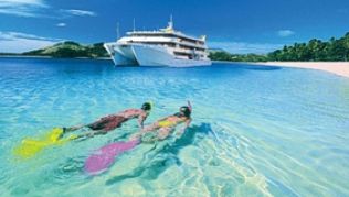Schnorcheln im Wasser der Blauen Lagune und Schlafen im Katamaran: Inselhopping mit der »Fiji Princess«##Foto: Blue Lagoon Cruises Schnorcheln im Wasser der Blauen Lagune und Schlafen im Katamaran: Inselhopping mit der »Fiji Princess«