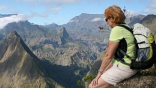 Durch den relativ trockenen Cirque de Mafate auf La Réunion führen mehrtägige Trekkingtouren##Foto: Michael Juhran Durch den relativ trockenen Cirque de Mafate auf La Réunion führen mehrtägige Trekkingtouren