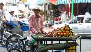 Ein Fruchtverkäufer im alltäglichen Getümmel.##Foto: flickr.com flydime Ein Fruchtverkäufer im alltäglichen Getümmel.