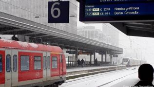 Schnee sorgte in einigen Regionen Deutschlands für Zugverspätungen und Zugausfälle. Betroffenen Bahnkunden steht eine Entschädigung zu Schnee sorgte in einigen Regionen Deutschlands für Zugverspätungen und Zugausfälle. Betroffenen Bahnkunden steht eine Entschädigung zu