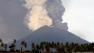 Der Vulkan Mount Agung auf Bali hat nach einer erneuten Eruption Asche hunderte Meter hoch in die Luft geschleudert. Die Behörden haben die höchste Alarmstufe ausrufen lassen. Der Vulkan Mount Agung auf Bali hat nach einer erneuten Eruption Asche hunderte Meter hoch in die Luft geschleudert. Die Behörden haben die höchste Alarmstufe ausrufen lassen.