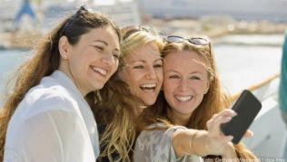 Reisen nur mit Frauen: Einige Reiseveranstalter bieten das an - und viele Urlauberinnen schätzen das##Foto: OnBoard/Westend61/dpa-tmn Reisen nur mit Frauen: Einige Reiseveranstalter bieten das an - und viele Urlauberinnen schätzen das