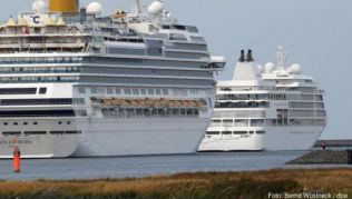 Ist die Anreise im Kreuzfahrtpaket enthalten, kostet sie oft mehr als eine selbst organisierte Anreise. Der Anbieter haftet jedoch dann auch bei Verpassen des Schiffes##Foto: Armin Weigel/dpa Ist die Anreise im Kreuzfahrtpaket enthalten, kostet sie oft mehr als eine selbst organisierte Anreise. Der Anbieter haftet jedoch dann auch bei Verpassen des Schiffes