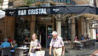 Die Touristen in Palma de Mallorca genießen ihren Urlaub trotz der Proteste ##Foto: Patrick Schirmer/dpa Die Touristen in Palma de Mallorca genießen ihren Urlaub trotz der Proteste