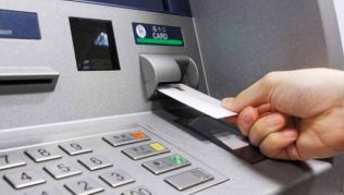 Wer im Ausland am Automaten Geld zieht, zahlt am Ende oft mehr Gebühren, als ihm lieb ist##Foto: rp Wer im Ausland am Automaten Geld zieht, zahlt am Ende oft mehr Gebühren, als ihm lieb ist