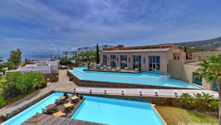 Die schneeweißen Gebäude des »Aquila Elounda Village« auf Kreta sind ideal für Paare (keine Kinder unter 16!)##Foto: aquilahotels.com Die schneeweißen Gebäude des »Aquila Elounda Village« auf Kreta sind ideal für Paare (keine Kinder unter 16!)