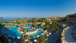 Das palastartige »Elysium Hotel« liegt am Strand von Paphos##Foto: elysium-hotel.com Das palastartige »Elysium Hotel« liegt am Strand von Paphos